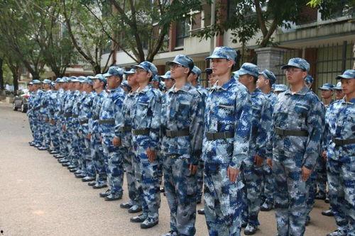 军训跳舞免费吃瓜,免费瓜果共享欢乐时光